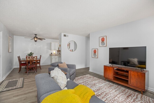 Foto del edificio - Furnished 1-Bedroom Condo with Modern Updates in Winston-Salem