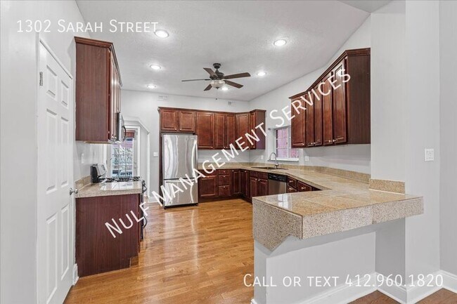 Building Photo - 1302 Sarah St