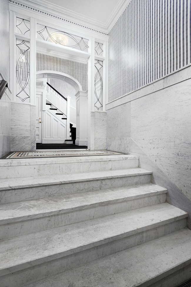 Foto del edificio - 1347 N State Pkwy