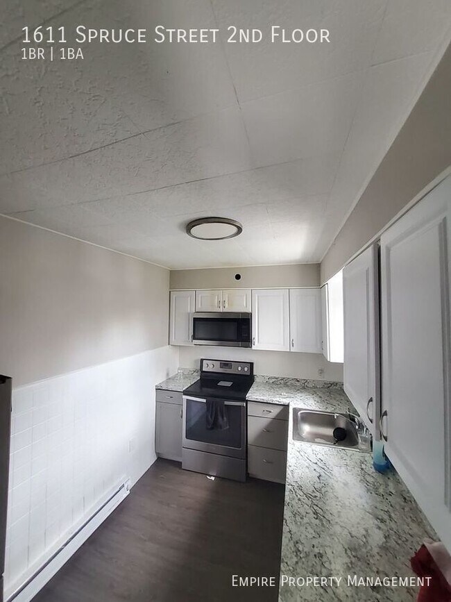 Building Photo - 2 Bedroom / 1 Bathroom Apartment in Easton!