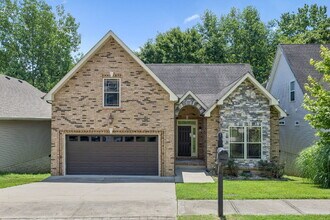 Building Photo - 634 Hidden Valley Dr
