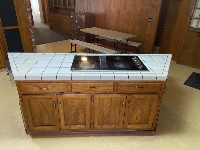 Isla con cocina eléctrica - 825 Mathew St