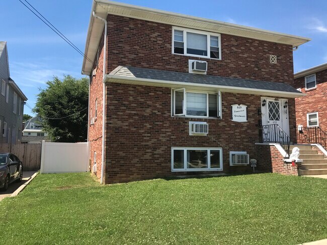 Foto del edificio - 609 8th Ave