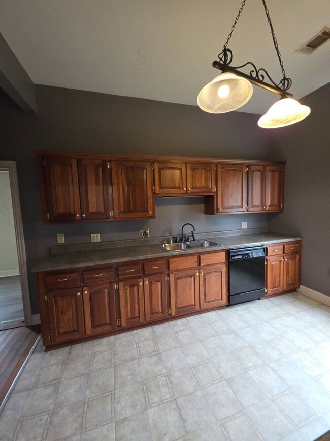 Building Photo - 217 W 7th St