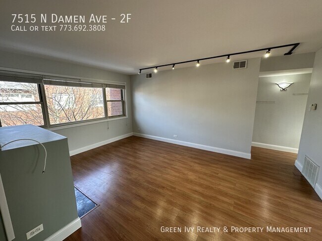 Building Photo - Top floor 1 bed in Rogers Park w/ parking ...