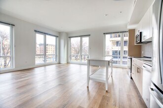 Interior Photo - Hamilton Crossing