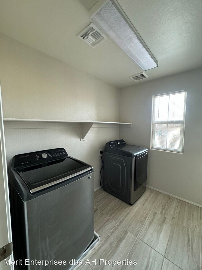 Foto del edificio - 4 br, 3 bath House - 16623 W SIERRA ST