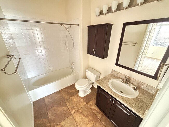 Foto del edificio - Charming 2Bed/Bath Condo located in a beautiful gated community in the Southwest.