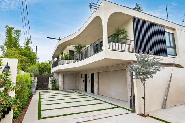 Building Photo - 12131 Palms Blvd