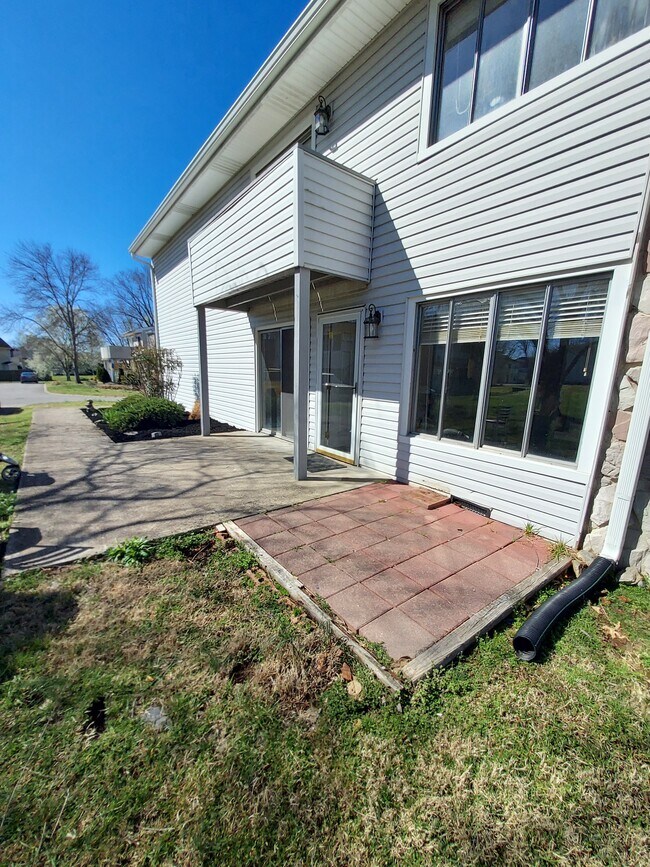 Building Photo - 810 Bellevue Rd