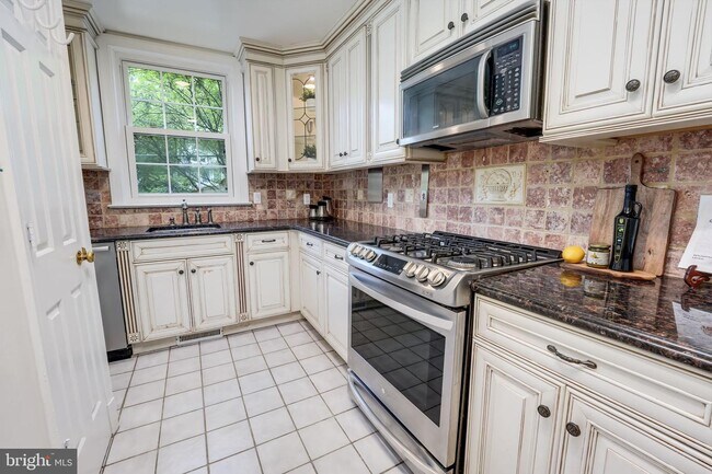 Building Photo - 1408 Foxhall Rd NW
