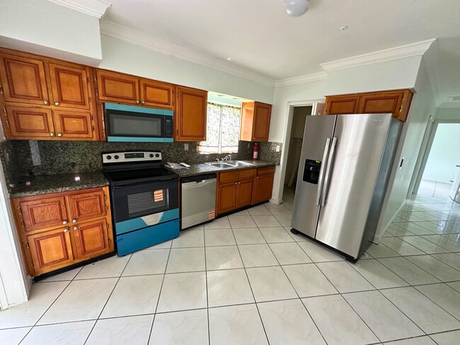 Foto del edificio - A charming home features 3 spacious bedroo...