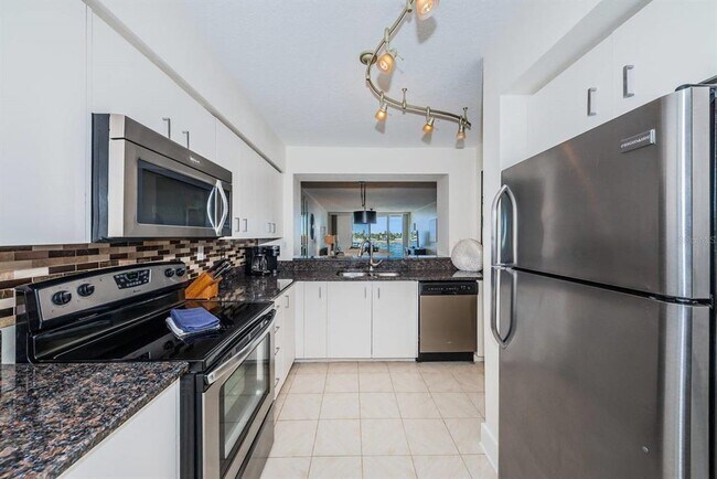 Building Photo - 6083 Bahia Del Mar Cir N