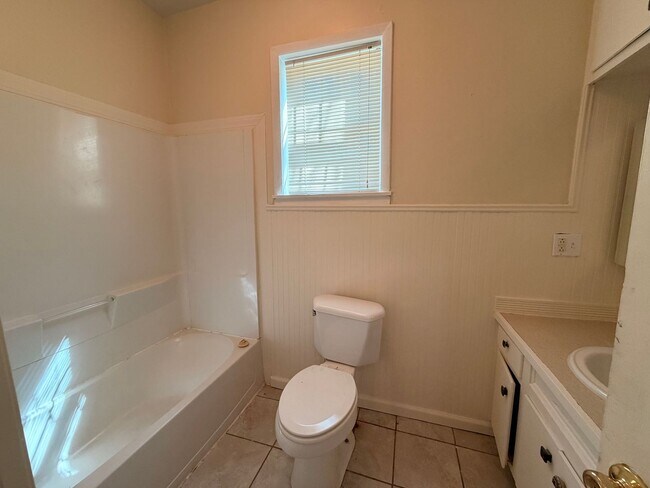 Foto del edificio - Come look at this 2-bedroom 1-bathroom home