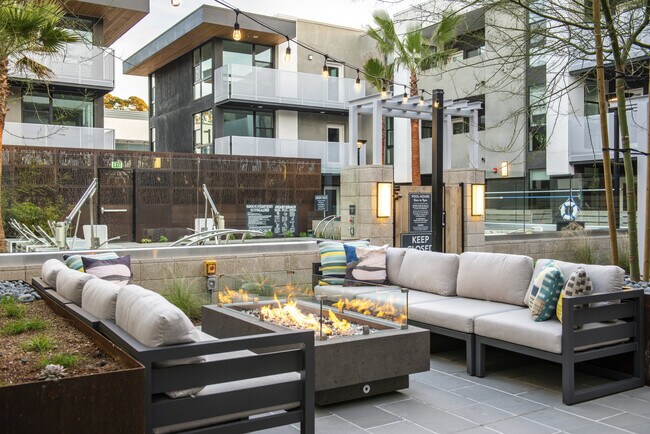 Área de salón con hoguera - The Californian - Residential