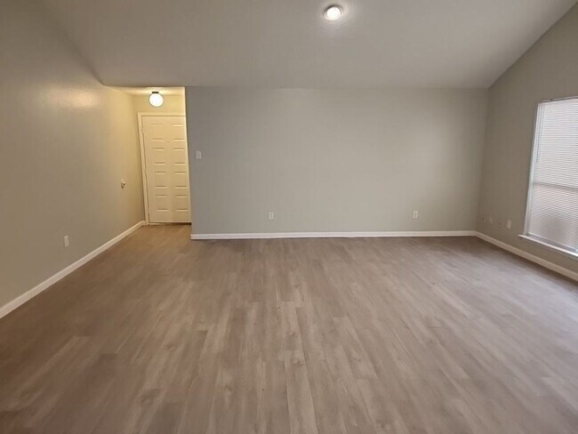 Building Photo - 2207 Kingston Ct**Ask about our NO SECURIT...