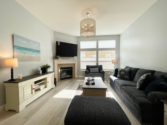 Building Photo - Stunning 2 Bedroom/2.5 Bath Furnished Town...