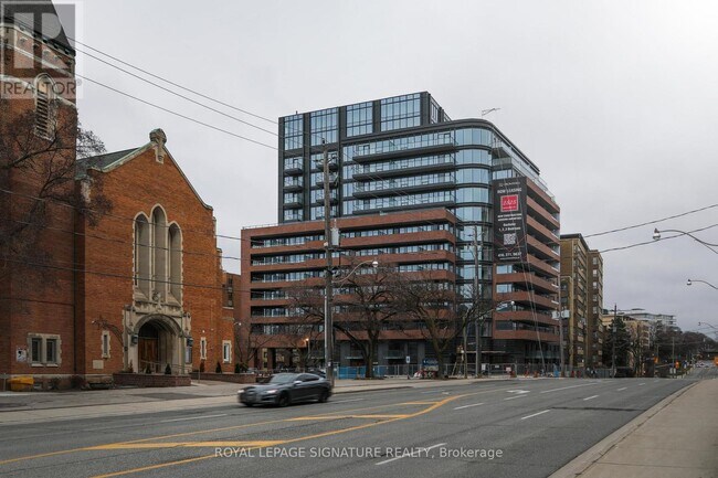 Photo du bâtiment - 2525-2525 Bathurst St