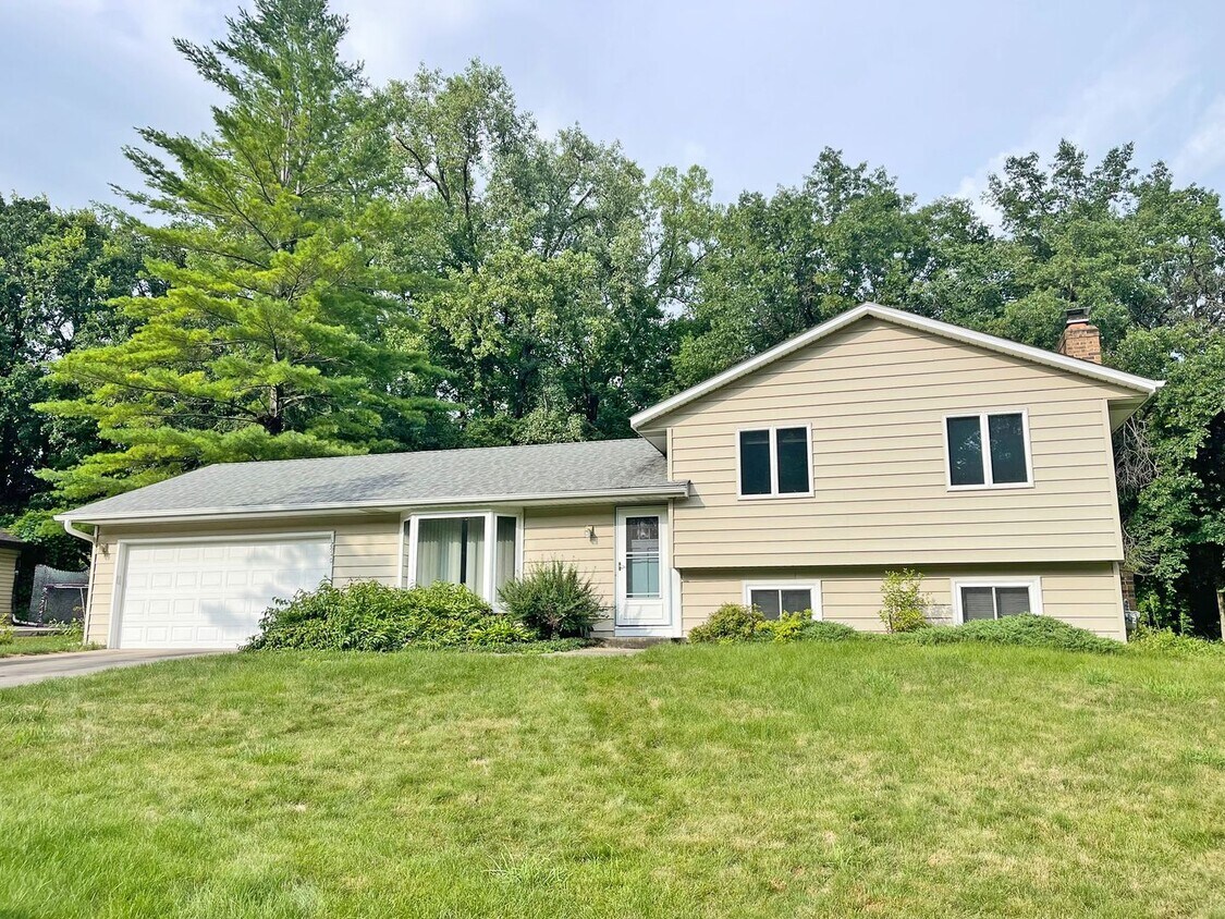 Foto principal - 4-Level Home with Fireplace & Big Yard is ...