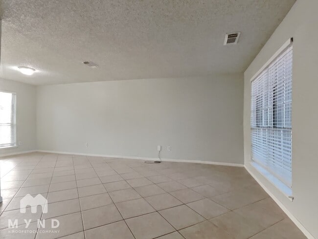 Foto del edificio - 18163 Holly Green Dr