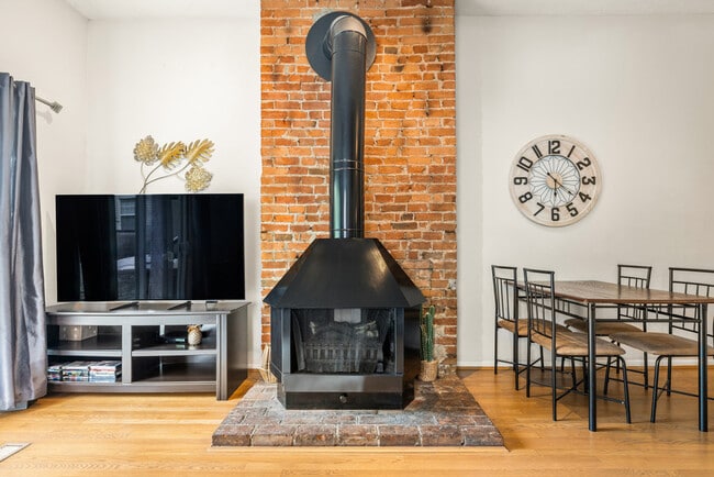 Building Photo - 962 Pavilion St