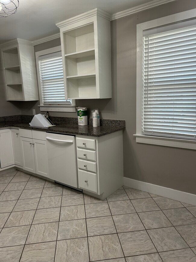 Building Photo - 661 Adluh St