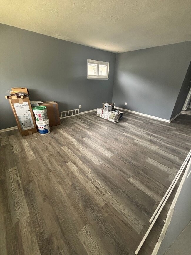 Building Photo - 3bd Single Section 8