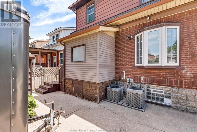 Building Photo - 394 Grove Ave