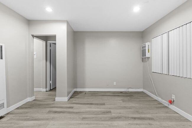 Building Photo - 113 S Lillie Ave