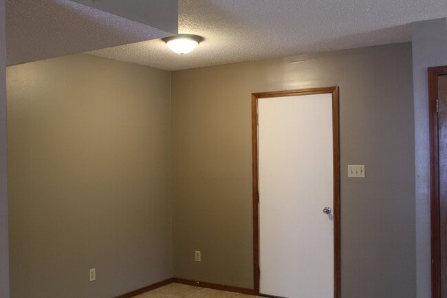 Building Photo - 3-bedroom house close to tech!