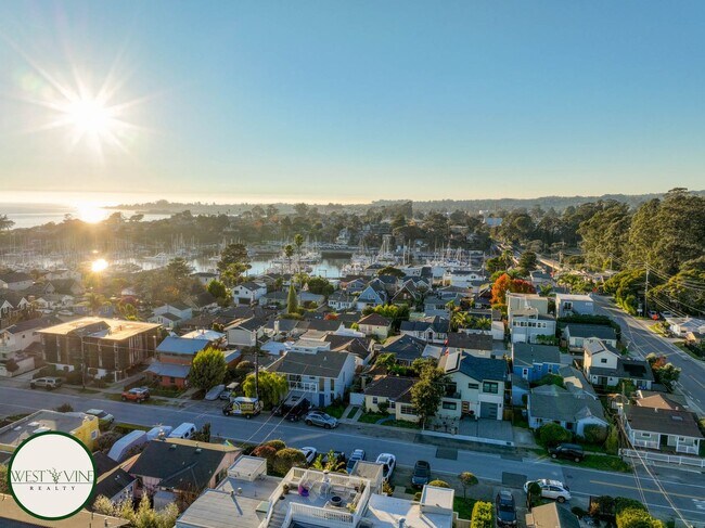 Foto del edificio - Lovely 3 Bed Home Steps From Santa Cruz Harbor