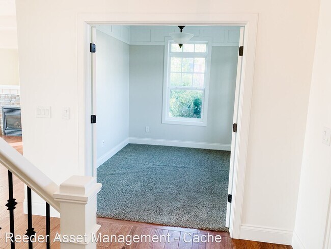 Building Photo - 5 br, 3.5 bath House - 111 East Spring Cre...