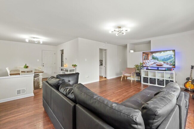 Foto del edificio - Affordable, Spacious AND Convenient Walk t...