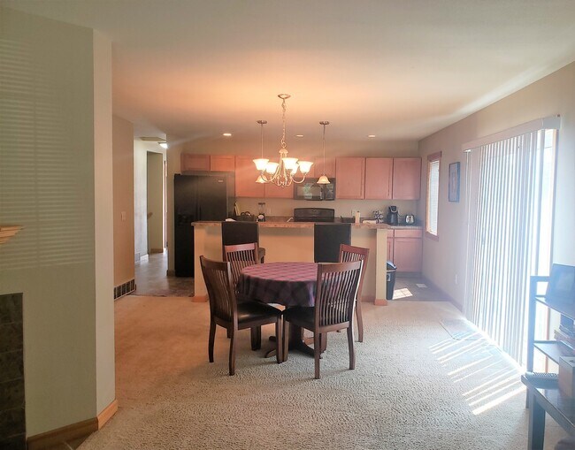 Foto del edificio - Fully Furnished 2 Bedroom Condo - All util...