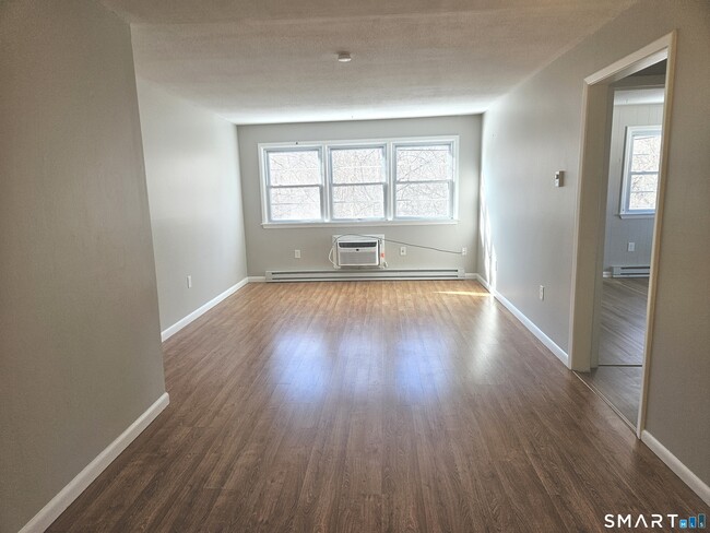 Foto del edificio - 131 Milford St Ext