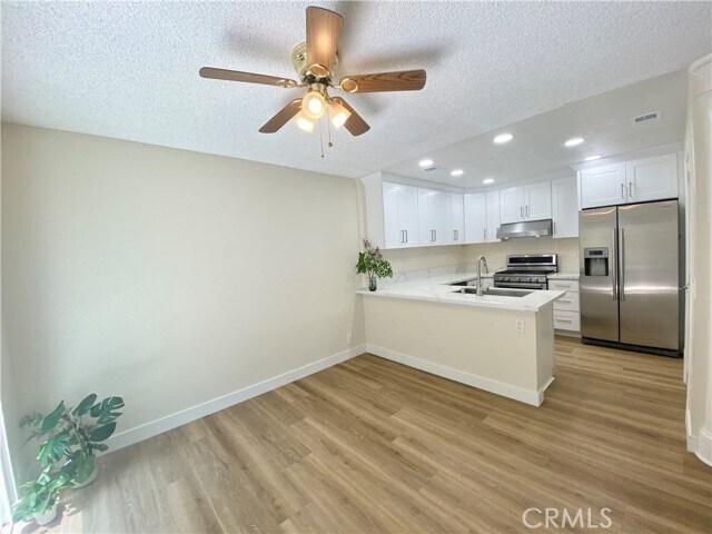 Building Photo - 3 Cll Del Rey
