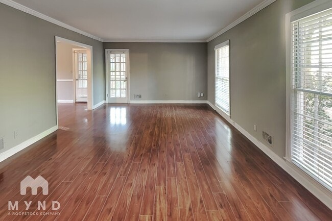 Building Photo - 990 Lynhurst Dr SW