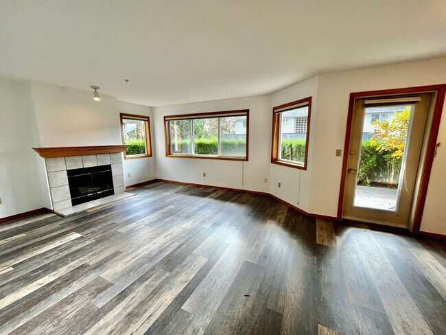 Building Photo - Light and Bright Kingston Condo