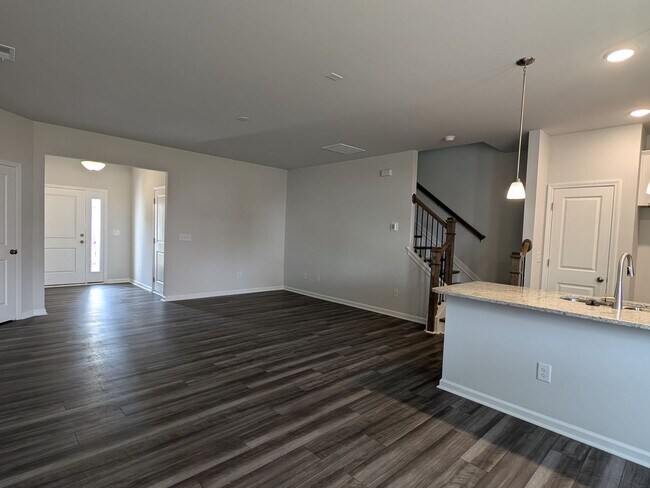 Foto del edificio - 3 Bedroom Townhome in Raleigh
