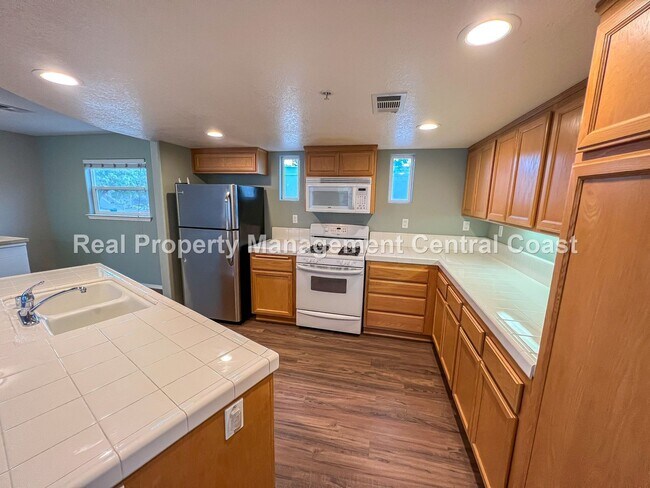 Building Photo - AVAILABLE SEPTEMBER - Spacious Townhome in...