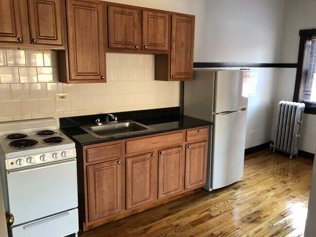 Foto del edificio - 4019 W Irving Park Rd