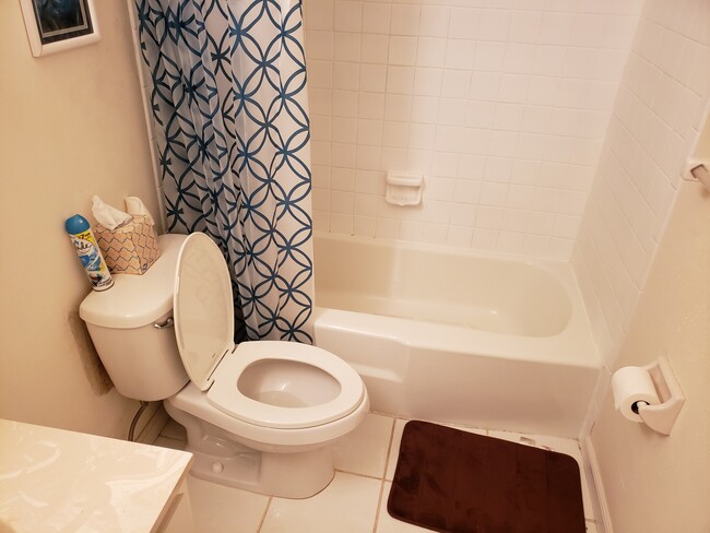 Bathroom w Shower in tub - 8911 Blind Pass Rd