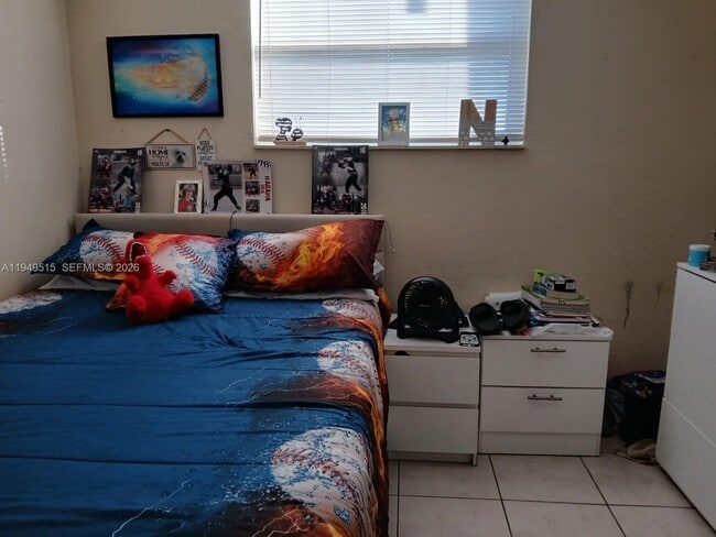 Building Photo - 606 W 81st St