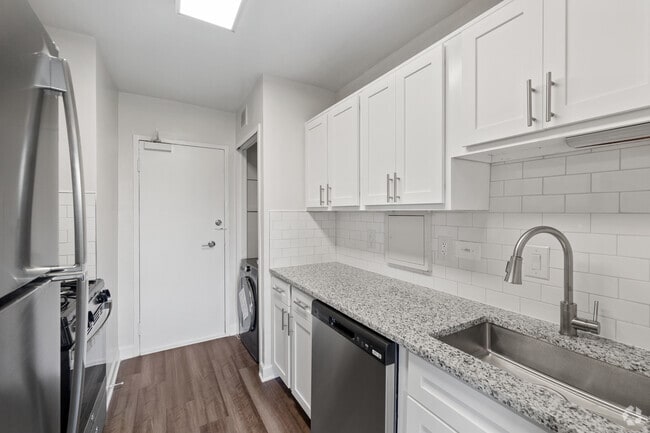 1 BD, 1 BA - 798 SF - Cortland on Pike