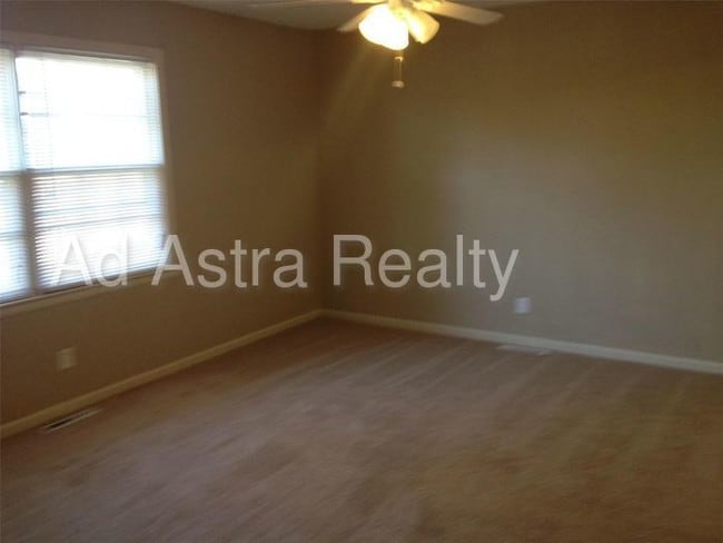Building Photo - 913 Kent Dr