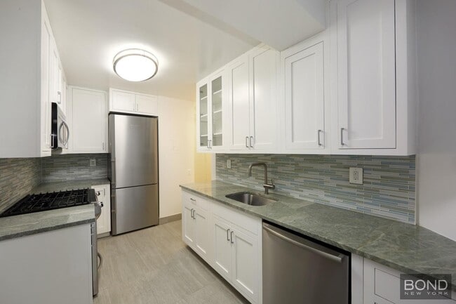 Building Photo - 101 W 55th St