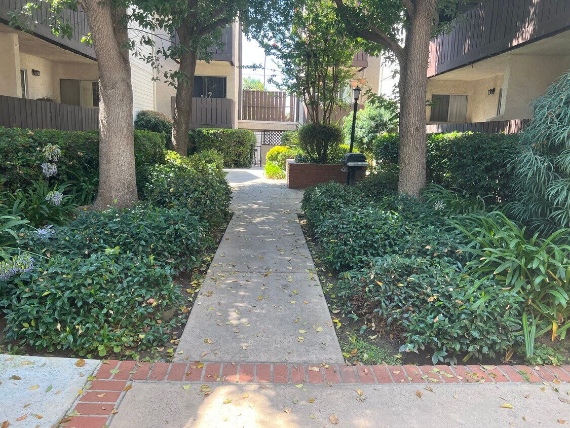 Foto principal - 15070 Victory Blvd