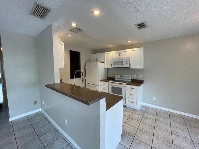 Kitchen bar area - 14739 Morning Dr