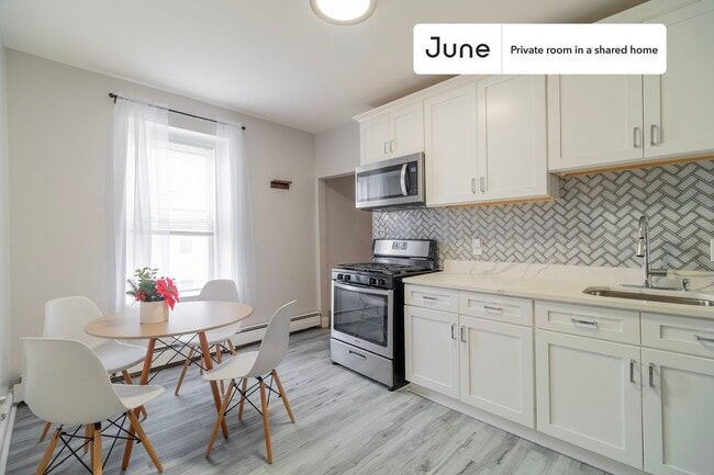 Building Photo - Private bedroom in 3 bed/1 bath Home