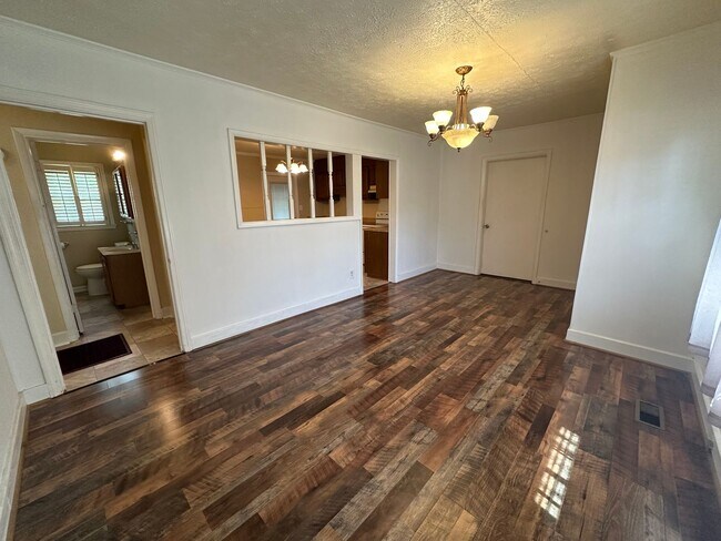 Foto del edificio - 5212 Spruce Dr